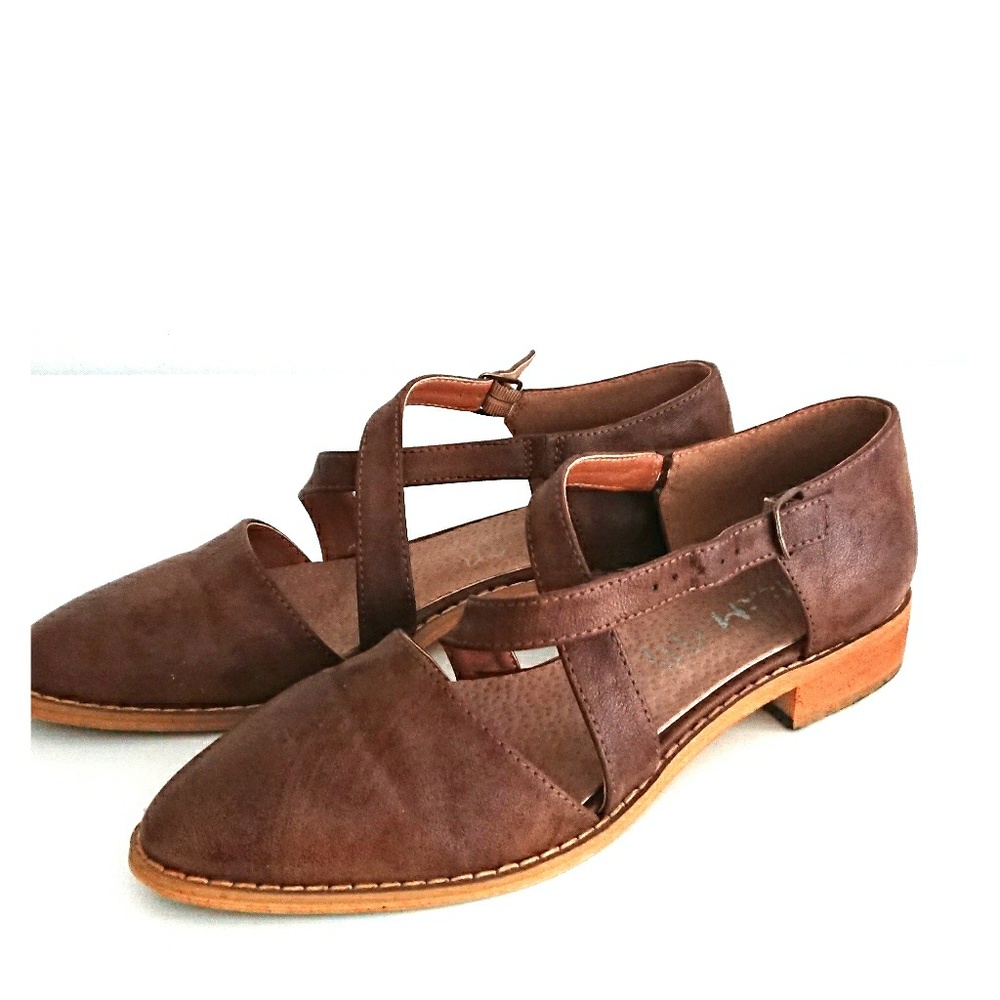 Low heel cross strap Mary Jane